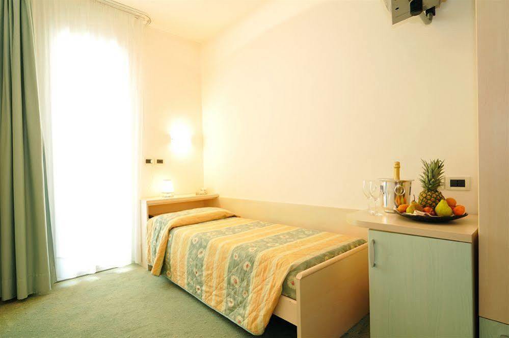 Hotel Salus Lignano Sabbiadoro Buitenkant foto