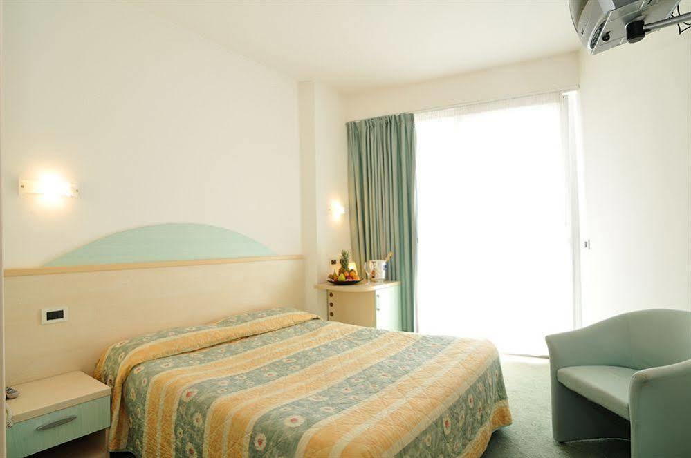 Hotel Salus Lignano Sabbiadoro Buitenkant foto