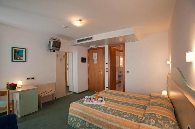 Hotel Salus Lignano Sabbiadoro Buitenkant foto