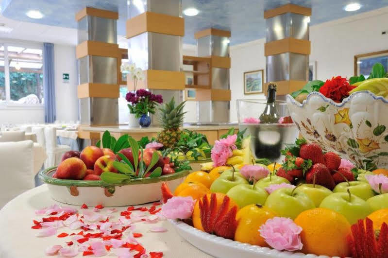 Hotel Salus Lignano Sabbiadoro Buitenkant foto