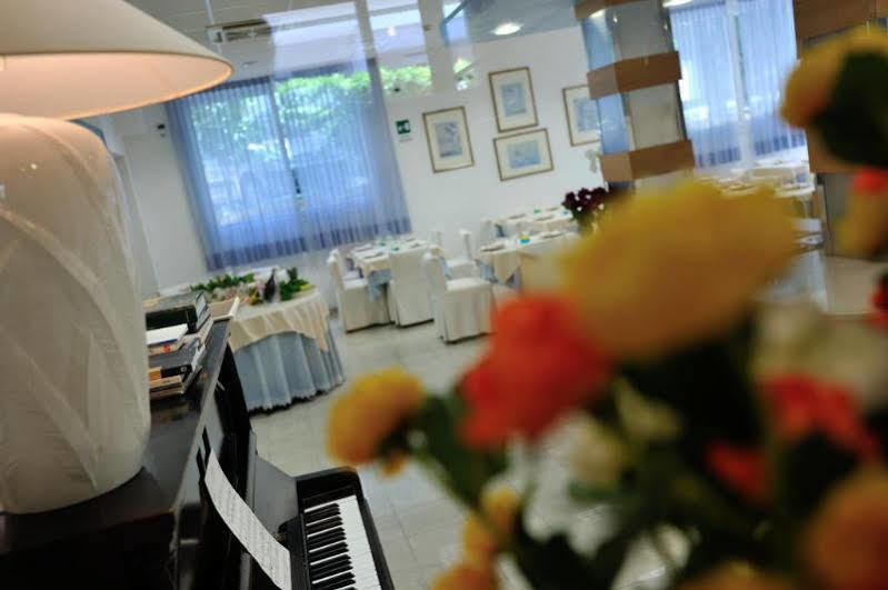 Hotel Salus Lignano Sabbiadoro Buitenkant foto
