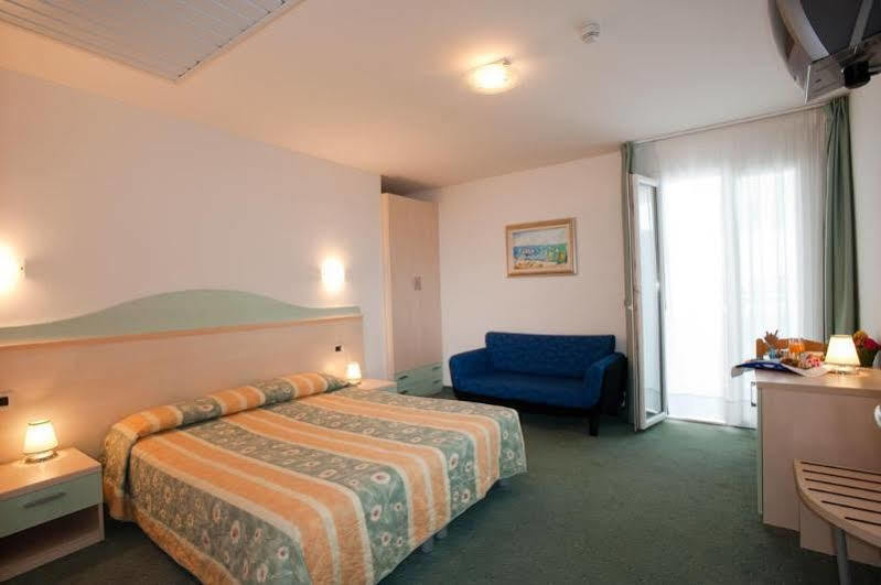 Hotel Salus Lignano Sabbiadoro Buitenkant foto